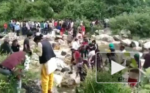 Видео из Индии: Автобус набитый пассажирами упал в ущелье, погибли 43 человека