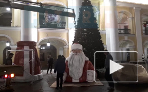 У станции метро "Гостиный двор" установили елку и фигуру Дед Мороза