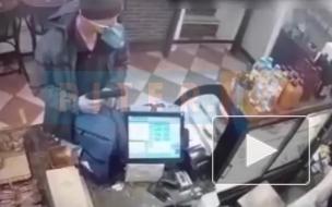 Неадекват с пистолетом зашел в булочную на Гатчинской за деньгами из кассы