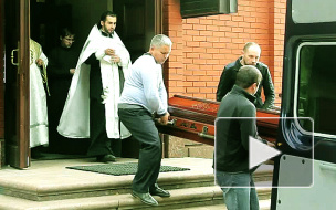 Отца пятерых детей, погибшего в аварии с футболистом "Динамо", похоронили в Стрельне 