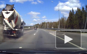 Бетономешалка вдавила Mercedes в отбойник на Новоприозерском шоссе