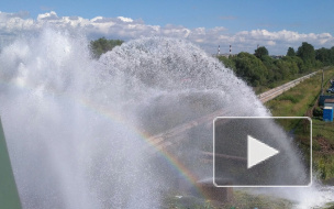 На Маршала Жукова забил фонтан в несколько этажей