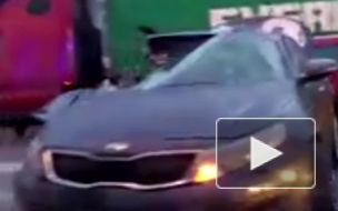 Появилось видео с КАД, где фура оторвала часть легковушки