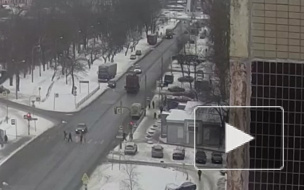 Появилось видео массового ДТП с участием легковушек и грузовика в Красном Селе