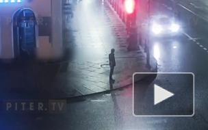 На видео попала драка водителя такси и самокатчиков в центре Петербурга