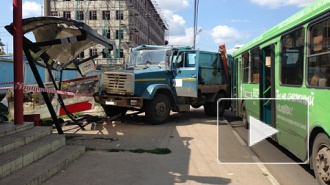 Мусоровоз проехался по людям на автобусной остановке в Нижнем Новгороде и задавил мальчика