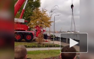 Видео: спасатели вытащили упавший в Москву-реку автомобиль с двумя погибшими 