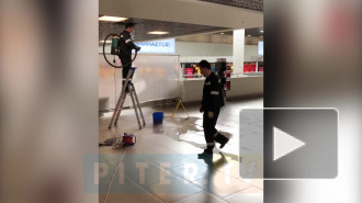 В Пулково пытаются устранить сильную течь из потолка: видео