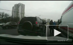 Появилось видео избиения таксиста, который подрезал скорую помощь в Москве