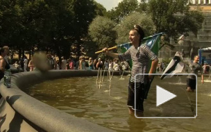 День ВМФ и фонтан Александровского сада: скульптурная группа в полосатых купальниках