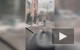 Полицейские Москвы сняли на видео коллегу, спасающегося бегством от голой женщины