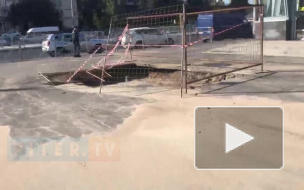Дожди размыли асфальт у выхода из станции метро "Проспект Славы" (видео) 