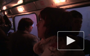 На радость людям. Три девушки проводят бесплатные экскурсии в троллейбусах Петербурга