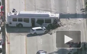 В Калифорнии в ДТП с автобусом пострадало не менее 40 человек