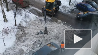 В центре Петербурга вместе со снегом убрали заборы и кусты