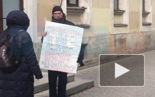 К петербургскому комздраву пришли пикетчики с плакатами