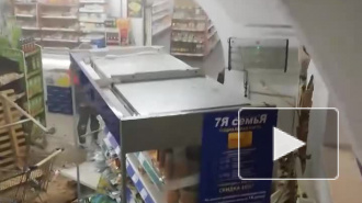 Видео: автомобиль врезался в витрину магазина "Семья" в Петербурге