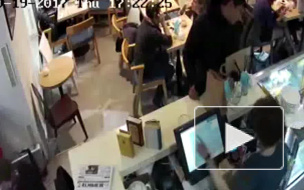 Появилось видео того, как мошенник вынес деньги из "Книжной лавки писателей"