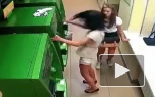 Нервное видео из Сочи: разъяренная дамочка атаковала банкомат