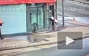 Момент входа девушки с коробкой в кафе на Университетской попал на видео