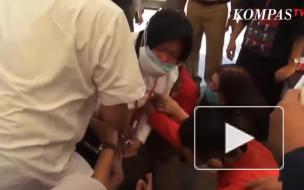 В Индонезии мэр города встала на колени и извинилась за вспышку COVID-19