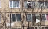 Появилось видео, как мужчина повис на балконе, пытаясь убежать от похитителей