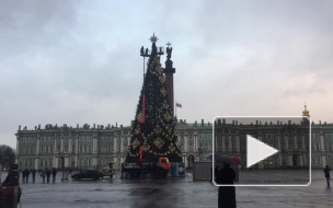 На Дворцовой площади завершается установка новогодней ёлки 