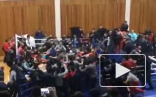 Массовая потасовка на ринге болельщиков на чемпионате по ММА в Дагестане попала на видео