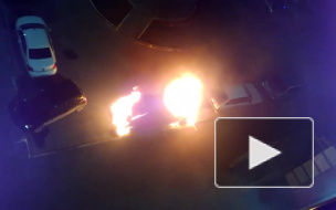 Видео из Омска: во дворе дома дотла выгорела престижная иномарка