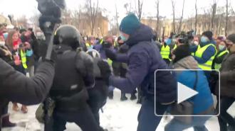 Появилось видео нападения на сотрудников полиции в Петербурге