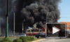 На Пискаревском проспекте сгорел трамвай, очевидцы опубликовали фото и видео пожара