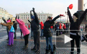 Сердце из 200 петербуржцев выстроили на Дворцовой площади
