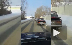 Видео: "Жигули" на лыжах проехались по улицам Кемерова