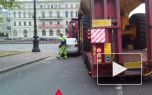 Видео: Грузовик придавил легковушку на пересечении Крюкова канала и Мойки