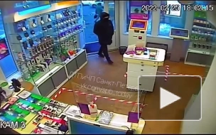 В Петербурге двое мужчин в масках напали на сотрудницу салона сотовой связи 