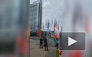 В Риге белорусский государственный флаг заменили на "оппозиционный"