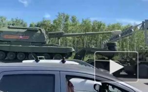 Водителям приходится стоять в пробке у Кудрово из-за перевозки военной техники