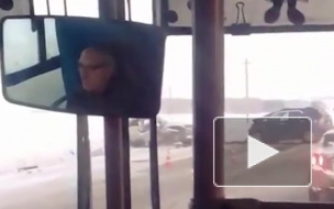 Видео: в Кемерове на скользкой дороги столкнулись две иномарки