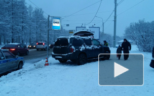 Внедорожник влетел на остановку и сбил девочку на улице Жака Дюкло