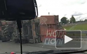 На Новоприозерском шоссе упавший КАМАЗ придавил "Ладу"