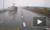 На видео попал полет колбасы во время столкновения фургона Великолукского мясокомбината с самосвалом на Киевском шоссе