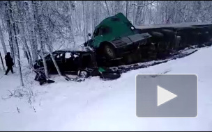 Появилось видео с места смертельной аварии грузовика и микроавтобуса под Томском