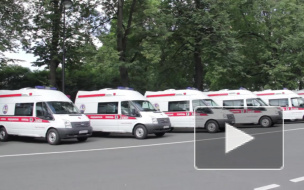 58 машин скорой помощи марки "Форд-Транзит" готовы к выезду по вызову в Петербурге