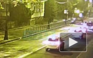 В Пушкине после двойного ДТП автомобиль снес светофор