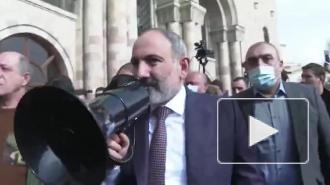 Премьер-министр Армении вышел к своим сторонникам на площадь Республики