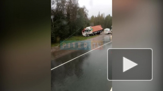 На трассе "Скандинавия" произошло серьезное ДТП: столкнулись три грузовика, автобус и две легковушки