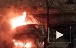 Видео: в Гагарине на улице Строителей полностью сгорела машина