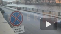 Момент падения Mini Cooper в Фонтанку попал на видео
