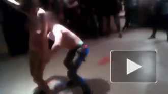 Появилось видео, как жительница Камышина обнажилась во время жарких танцев в ночном клубе
