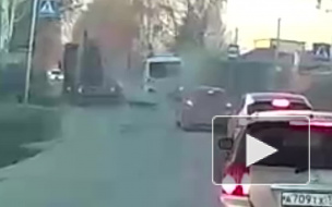 Видео из Новосибирска: Длинномер уронил бетонные плиты на автобус 